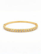 Λεπτό ατσάλινο bangle βραχιόλι Lumina με λαμπερά ζιργκόν σε χρυσό χρώμα σε λευκό φόντο.