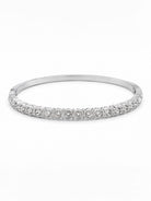 Λεπτό ατσάλινο bangle βραχιόλι Lumina με λαμπερά ζιργκόν σε  ασημί χρώμα σε λευκό φόντο.