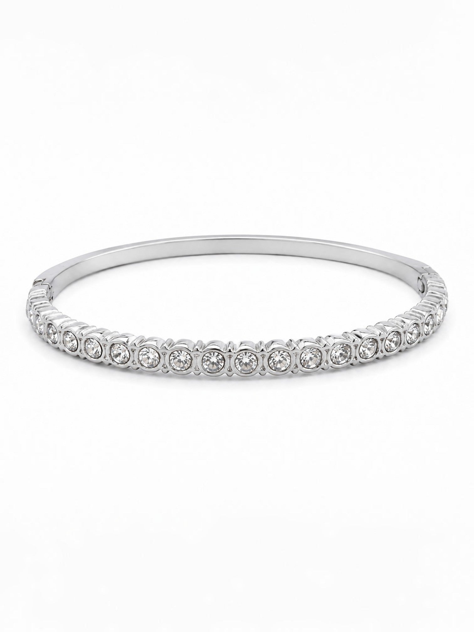 Λεπτό ατσάλινο bangle βραχιόλι Lumina με λαμπερά ζιργκόν σε  ασημί χρώμα σε λευκό φόντο.