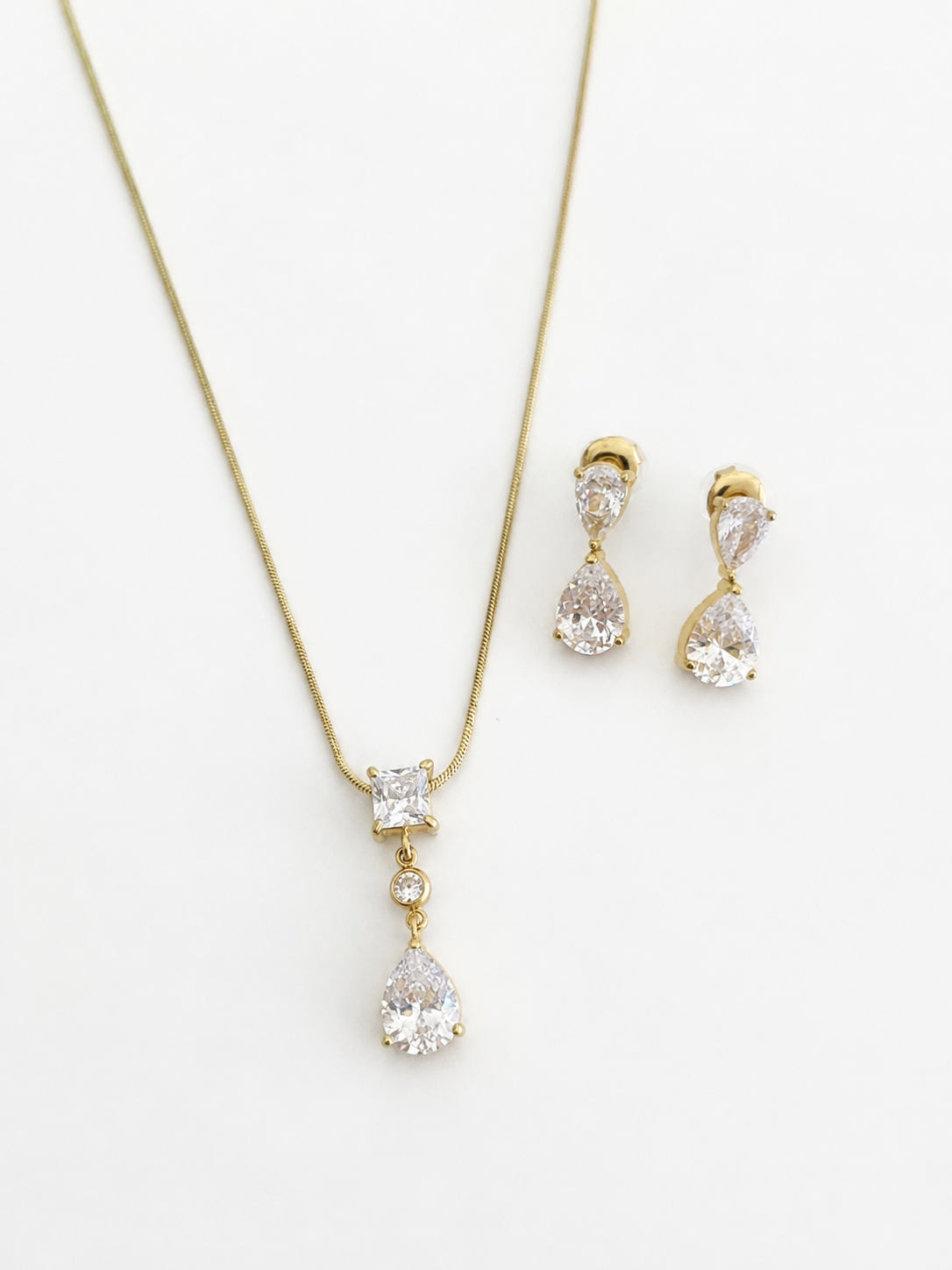 Noor Earrings ατσάλινα σκουλαρίκια με ζιργκόν σταγόνα σε χρυσό χρώμα και ασορτί κολιέ| So Cute by Dimi