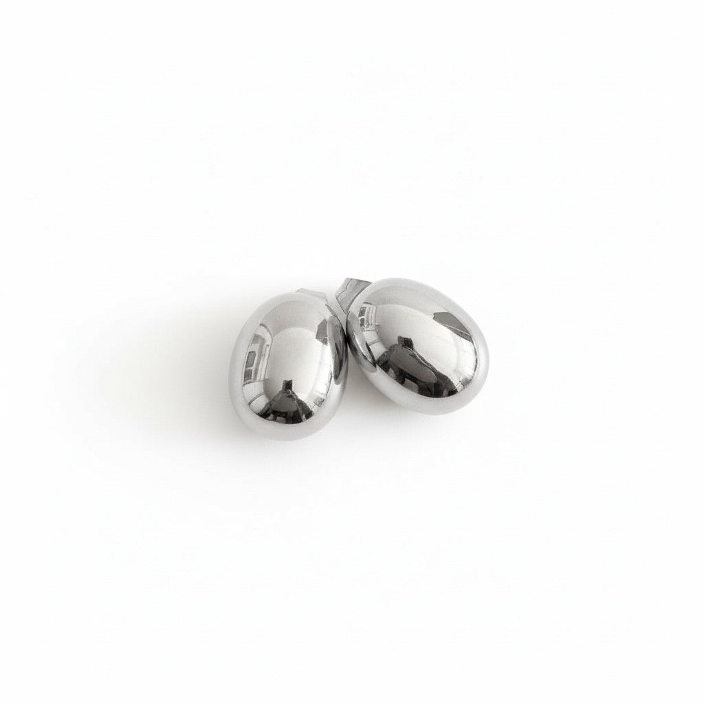 Mini oval ατσάλινα καρφωτά σκουλαρίκια πομπέ σε ασημί So Cute by Dimi