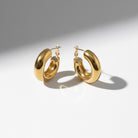 Bold Curve Hoops 30mm slim ατσάλινα σκουλαρίκια σε χρυσό  με καμπυλωτό design
