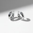 Bold Curve Hoops 30mm slim ατσάλινα σκουλαρίκια σε  ασημί με καμπυλωτό design