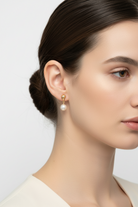 Ατσάλινα σκουλαρίκια με πέρλα Pearl Drop Earrings σε χρυσό και ασημί χρώμα, κομψό minimal κόσμημα So Cute by Dimi