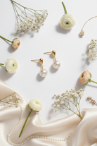 Ατσάλινα σκουλαρίκια με πέρλα Pearl Drop Earrings σε χρυσό και ασημί χρώμα, κομψό minimal κόσμημα So Cute by Dimi