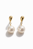 Ατσάλινα σκουλαρίκια με πέρλα Pearl Drop Earrings σε χρυσό και ασημί χρώμα, κομψό minimal κόσμημα So Cute by Dimi