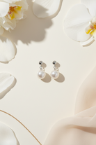 Ατσάλινα mini σκουλαρίκια με πέρλα Éclat Pearl Mini Earrings So Cute by Dimi