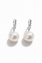 Lumi Pearl Drop Earrings από ανοξείδωτο ατσάλι σε χρυσό και ασημί τόνο με λευκή πέρλα | So Cute by Dimi