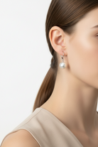 Lumi Pearl Drop Earrings από ανοξείδωτο ατσάλι σε  ασημί τόνο με λευκή πέρλα | So Cute by Dimi