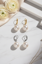 Lumi Pearl Drop Earrings από ανοξείδωτο ατσάλι σε χρυσό και ασημί τόνο με λευκή πέρλα | So Cute by Dimi