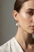 Lumi Pearl Drop Earrings από ανοξείδωτο ατσάλι σε χρυσό τόνο με λευκή πέρλα | So Cute by Dimi
