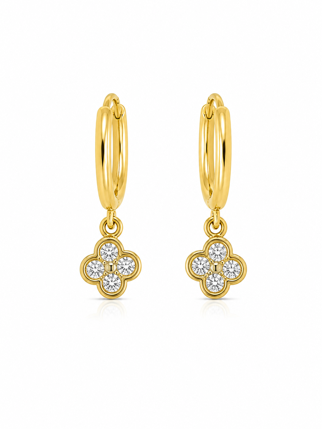 Petite Clover Hoops χρυσά ατσάλινα σκουλαρίκια κρίκοι με clover και ζιργκόν, σε λευκό φόντο So Cute by Dimi