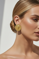 Ατσάλινα stud σκουλαρίκια 5cm λίρα, κοντινό πλάνο φορεμένα σε μοντέλο, so cute by dimi
