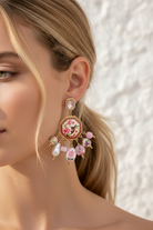 Ατσάλινα statement σκουλαρίκια So Cute by Dimi με floral hummingbird μοτίφ και ροζ decorative χάντρες σε romantic boho αισθητική, φορεμένα σε μοντέλο