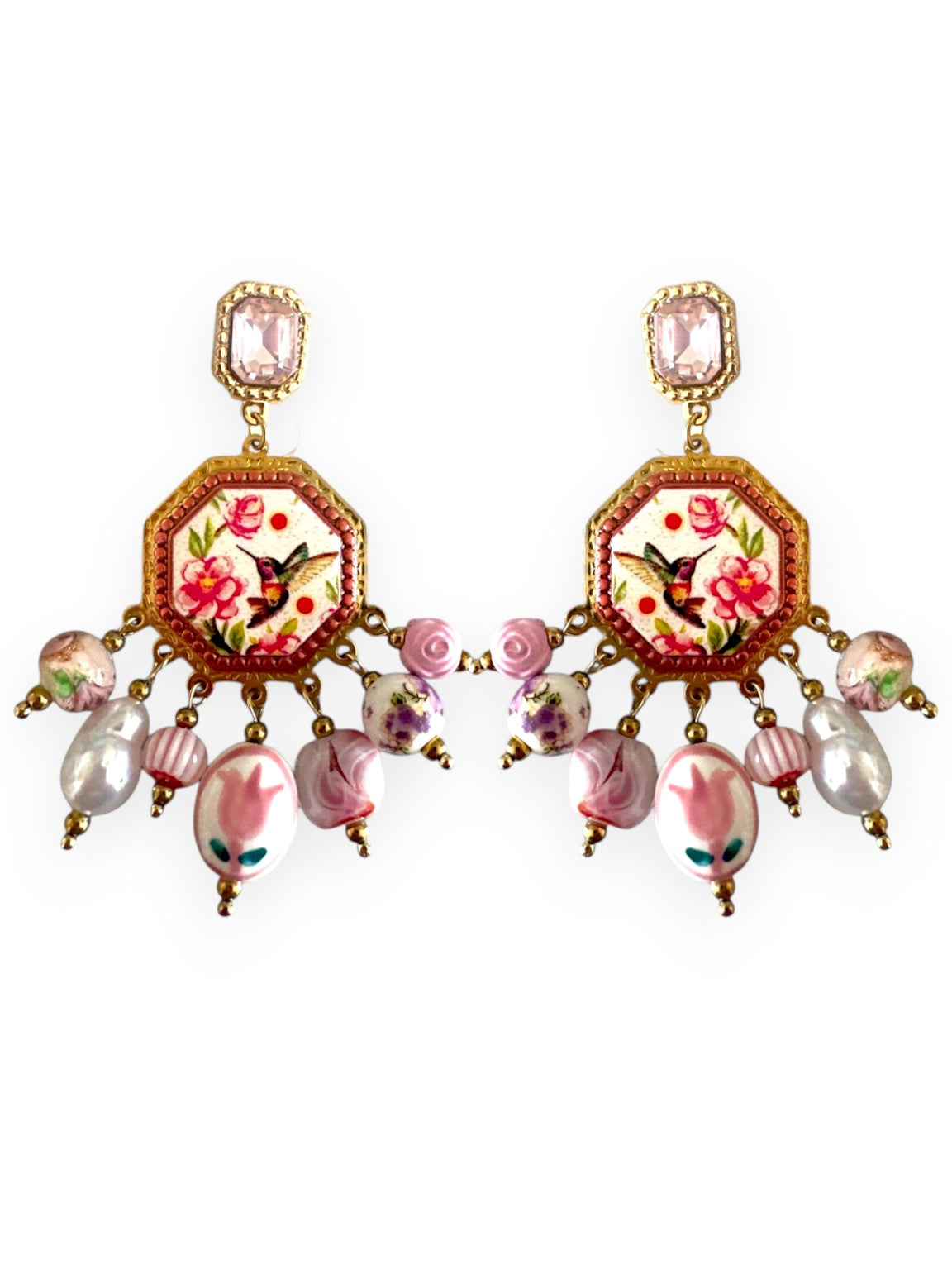 Ατσάλινα statement σκουλαρίκια So Cute by Dimi με floral hummingbird μοτίφ και ροζ decorative χάντρες σε romantic boho αισθητική.