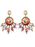 Ατσάλινα statement σκουλαρίκια So Cute by Dimi με floral hummingbird μοτίφ και ροζ decorative χάντρες σε romantic boho αισθητική.
