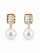 VARENNA Pearl Earrings ατσάλινα χρυσά σκουλαρίκια με oversized πέρλα και λαμπερά τετράγωνα κρύσταλλα σε luxury glamorous σχέδιο