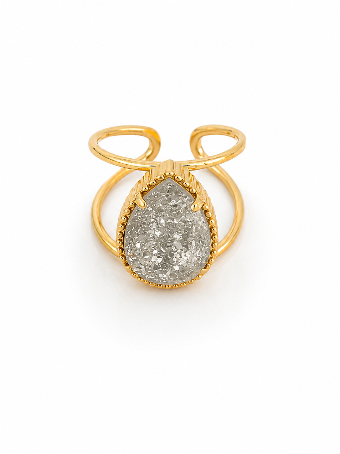 Ατσάλινο χρυσό δαχτυλίδι με sparkling tear-drop πέτρα σε minimal luxury design.