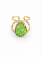 Ατσάλινο χρυσό δαχτυλίδι με sparkling tear-drop πέτρα σε minimal luxury design.