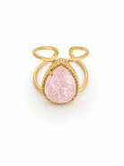 Ατσάλινο χρυσό δαχτυλίδι με sparkling tear-drop πέτρα σε minimal luxury design.