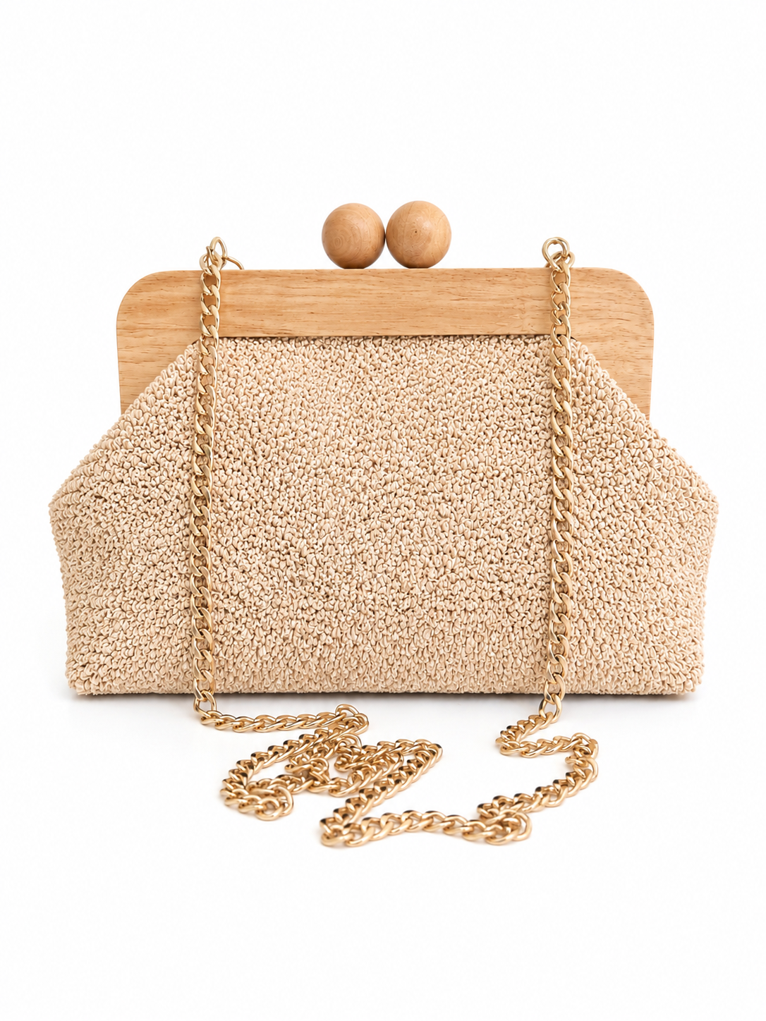 Ψάθινη clutch τσάντα με ξύλινο frame και αποσπώμενη χρυσή αλυσίδα σε λευκό φόντο – So Cute by Dimi
