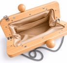 Εσωτερικό ασπρόμαυρης ψάθινης clutch τσάντας με ξύλινο frame και μεταλλική αλυσίδα σε λευκό φόντο – So Cute by Dimi