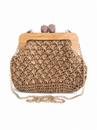 Ψάθινη woven τσάντα με ξύλινο frame και χρυσή αλυσίδα σε λευκό φόντο – So Cute by Dimi