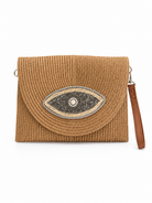 Ψάθινο clutch bag με evil eye σχέδιο από χάντρες και strass σε σκούρο μπεζ απόχρωση με αποσπώμενο λουράκι καρπού και ώμου.