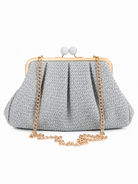 Ψάθινο clutch bag με χρυσό frame και αποσπώμενη αλυσίδα σε γαλάζια απόχρωση σε λευκό φόντο – So Cute by Dimi