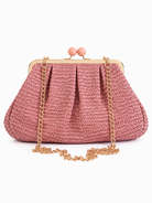 Ψάθινο clutch bag με χρυσό frame και αποσπώμενη αλυσίδα σε ροζ  απόχρωση σε λευκό φόντο – So Cute by Dimi