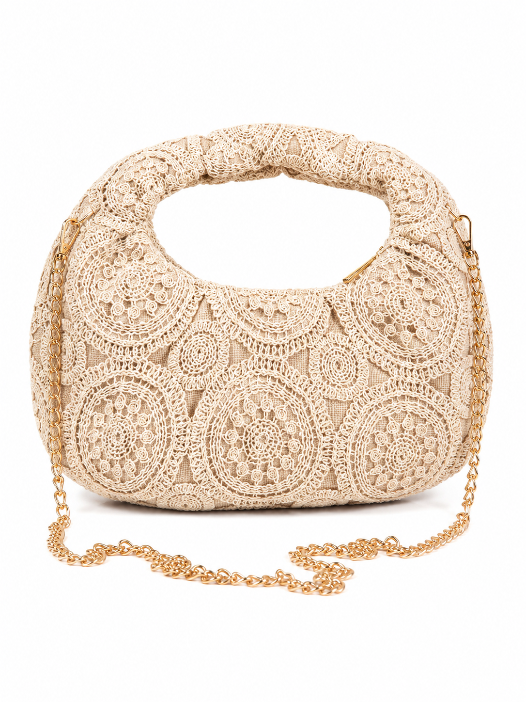 Γυναικεία crochet lace hobo bag σε εκρού χρώμα με χρυσή αποσπώμενη αλυσίδα και boho luxury αισθητική.
