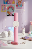 Αρωματική baby pink λαμπάδα 30εκ με πλεξιγκλάς smiley cutout για έφηβα κορίτσια