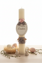 Χειροποίητη πασχαλινή λαμπάδα Happy Easter σε country chic σκηνικό με rustic τοίχο, ξύλινα props και πασχαλινά διακοσμητικά – So Cute by Dimi