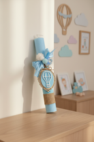 Χειροποίητη πασχαλινή λαμπάδα baby blue με αερόστατο, ύφασμα με print και ξύλινο διακοσμητικό So Cute by Dimi