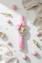 Χειροποίητη πασχαλινή λαμπάδα Pink Safari με ελεφαντάκι από ξύλο και πλεξιγκλάς, καρώ ύφασμα, φιόγκο και πον πον, ύψους 30 εκ – So Cute by Dimi
