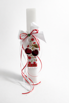 Χειροποίητη πασχαλινή λαμπάδα με cherry print σατέν ύφασμα, σατέν φιόγκους, πράσινο κρύσταλλο και μπρελόκ κεράσι από πλεξιγκλάς. So Cute by Dimi