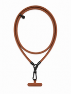 Minimal braided κορδόνι κινητού crossbody 120 εκ σε καφέ με μαύρες μεταλλικές λεπτομέρειες σε λευκό φόντο.