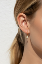 Petite Clover Hoops χρυσά ατσάλινα σκουλαρίκια κρίκοι με clover και ζιργκόν, σε μοντέλο So Cute by Dimi