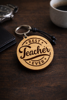 Ξύλινο μπρελόκ Best Teacher Ever με χάραξη σε φυσικό ξύλο, με μαύρο κορδόνι και μεταλλικό κρίκο, δώρο για δάσκαλο