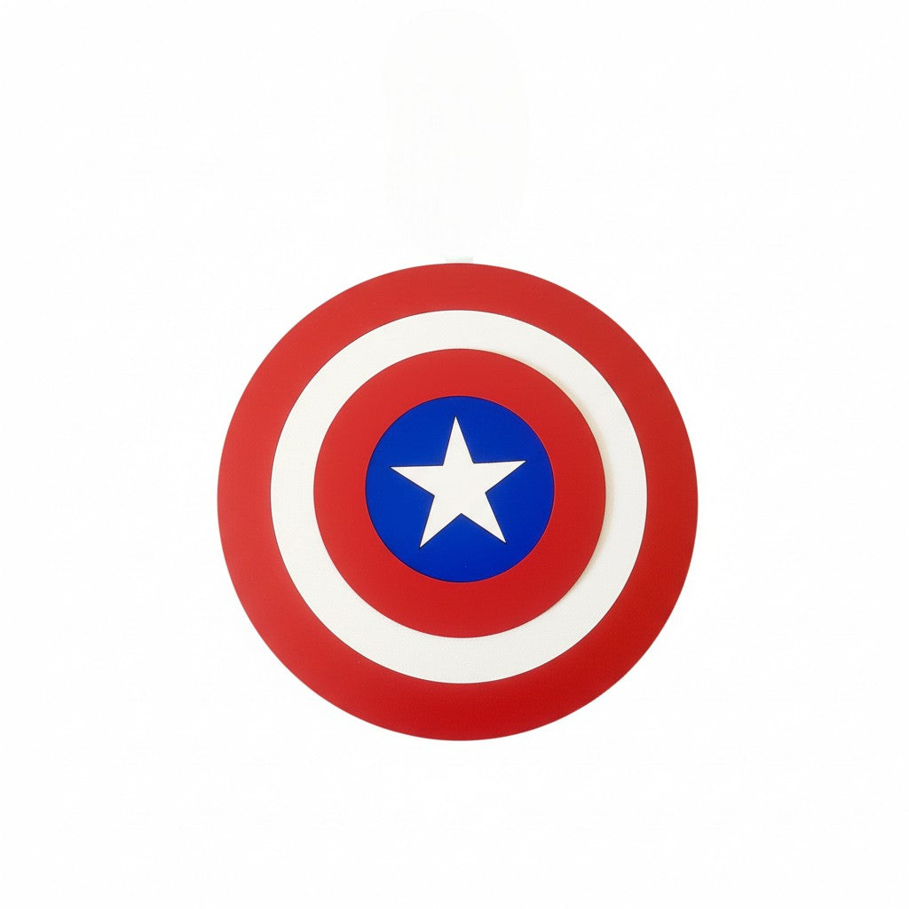 Κρεμαστό καδράκι Captain America Shield από κόκκινο-μπλε πλεξιγκλάς, διάμετρος 25 εκ., σαν διακοσμητικό τοίχου.
