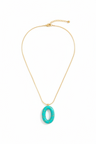 Solmare Resin Pendant Necklace σε Turquoise με οβάλ μοτίφ από ρητίνη και χρυσές λεπτομέρειες σε λευκό φόντο