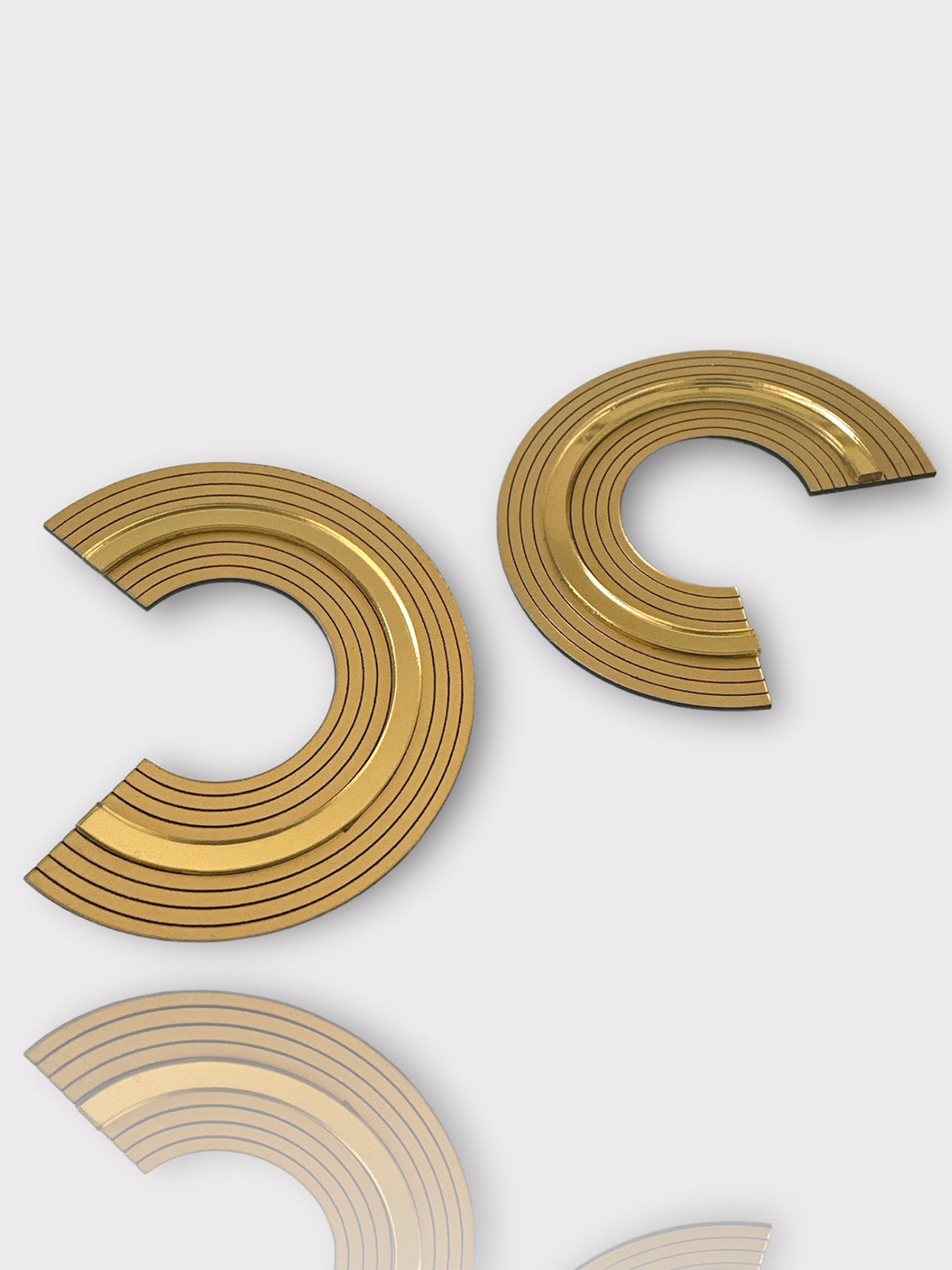 Cecilia earrings – ανάγλυφα plexiglass σκουλαρίκια 3/4 κύκλος, ματ & καθρέφτης – So Cute by Dimi