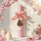 Ροζ πασχαλινή λαμπάδα Minnie με καθρέφτη rose gold και διακόσμηση σε ανοιξιάτικο πασχαλινό σκηνικό.