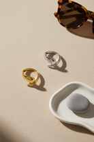 Γυναικείο δαχτυλίδι Avelis Curve Ring από ανοξείδωτο ατσάλι σε χρυσό και ασημί με minimal καμπύλο design από τη So Cute by Dimi