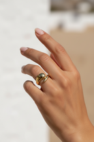 Γυναικείο δαχτυλίδι Avelis Curve Ring από ανοξείδωτο ατσάλι σε χρυσό με minimal καμπύλο design από τη So Cute by Dimi