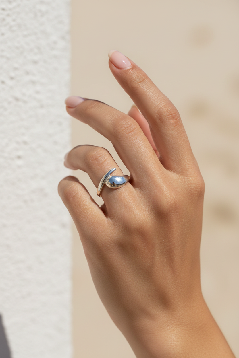 Γυναικείο δαχτυλίδι Avelis Curve Ring από ανοξείδωτο ατσάλι σε ασημί με minimal καμπύλο design από τη So Cute by Dimi