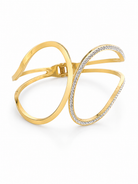 Ατσάλινο cuff βραχιόλι Aetheria Wave Cuff με κυματιστό σχέδιο και ζιργκόν σε χρυσό χρώμα σε λευκό φόντο.