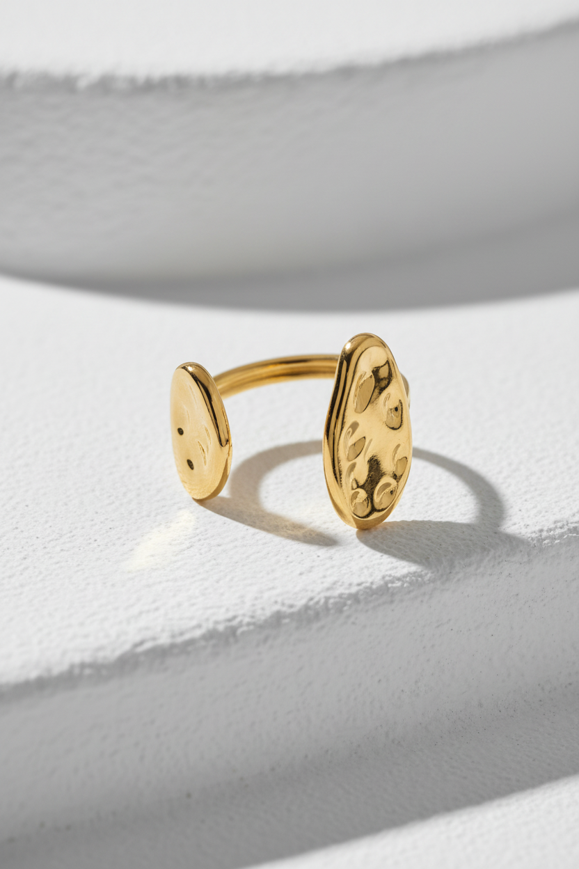 Χρυσό δαχτυλίδι Arven Dual Ring σε κυκλαδιτικο σκηνικό με λευκό μάρμαρο So Cute by Dimi