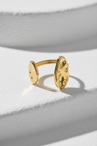 Χρυσό δαχτυλίδι Arven Dual Ring σε κυκλαδιτικο σκηνικό με λευκό μάρμαρο So Cute by Dimi
