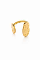Ατσάλινο δαχτυλίδι Arven Dual Ring σε χρυσό με σφυρήλατη υφή σε λευκό φόντο So Cute by Dimi